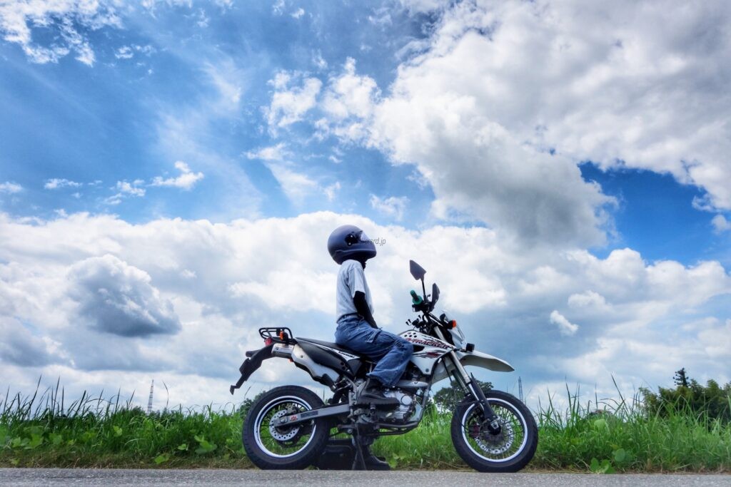 バイク乗りが夏場の灼熱を笑って語る理由。その答えは、筋トレや登山にも共通していた。